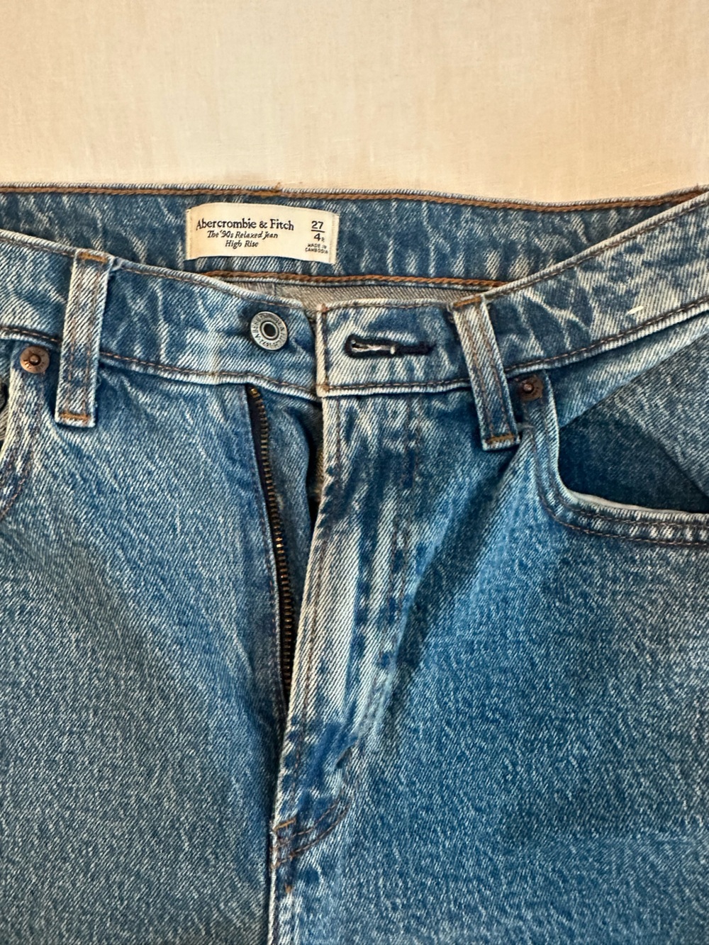 Abercrombie Women’s 90’s Relaxed Jean High Rise - Picture 4 of 4